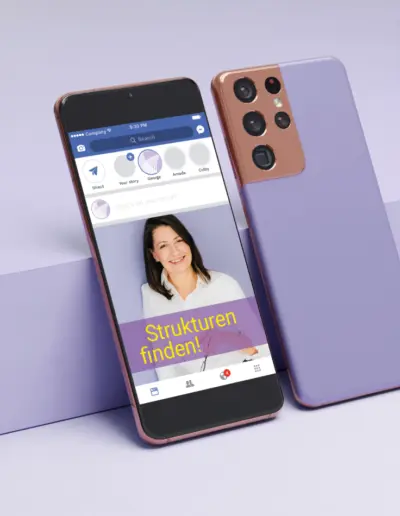 Smartphone zeigt Facebook-Post einer lachenden Frau in weißer Bluse mit Text ‚Strukturen finden!‘, neben violettem Samsung Galaxy auf lila Untergrund