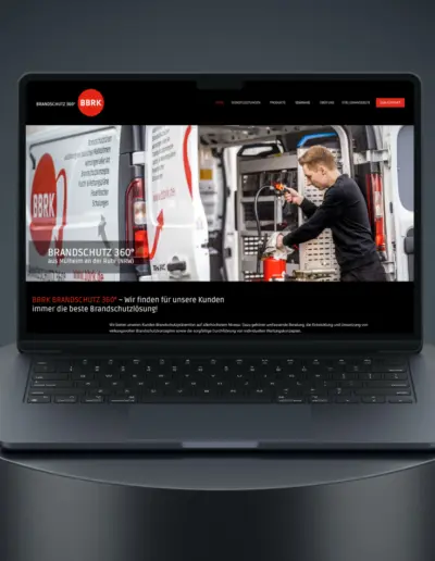 BBRK Brandschutz: MacBook zeigt Website mit rotem Logo, Mann bei Brandschutzarbeit in Transporter und Titel ‚Wir finden für Ihre Kunden‘ auf dunkelblauem Hintergrund